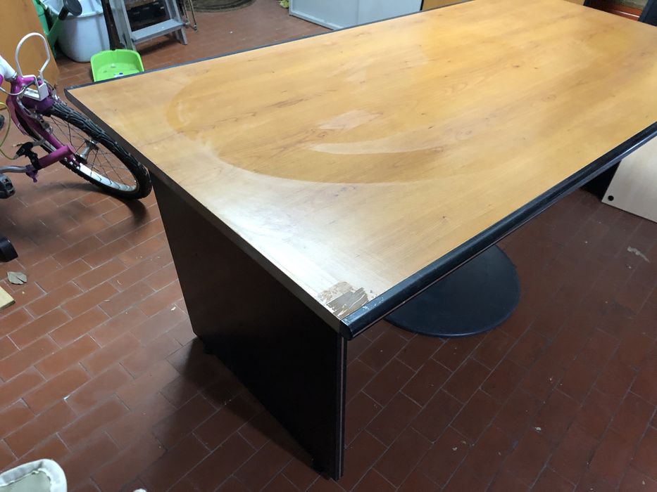 Secretarias varias,  mesas varias e mais material escritorio