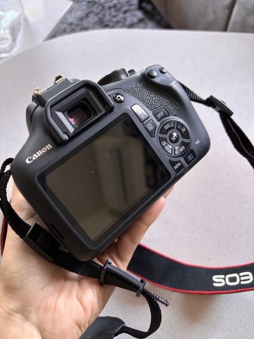 Canon  EOS 2000D