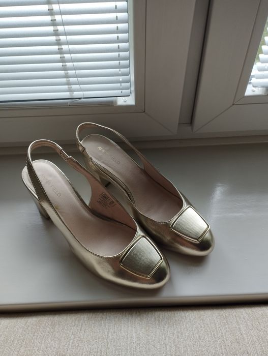 Złote buty skórzane