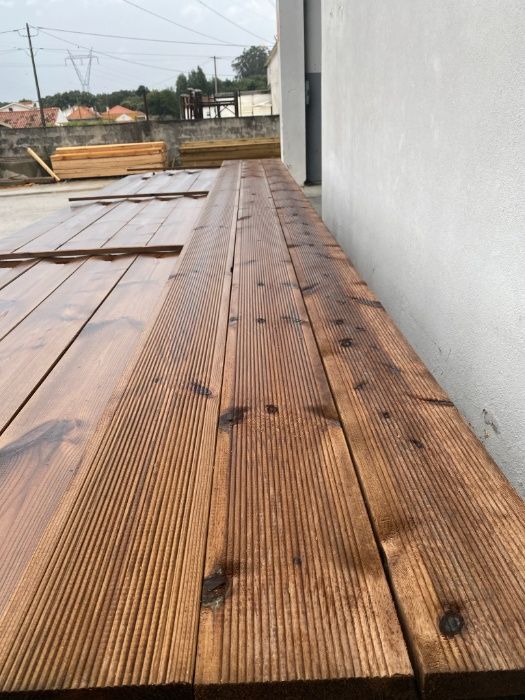 Deck Castanho de Casquinha Vermelha Tratado Antiderrapante