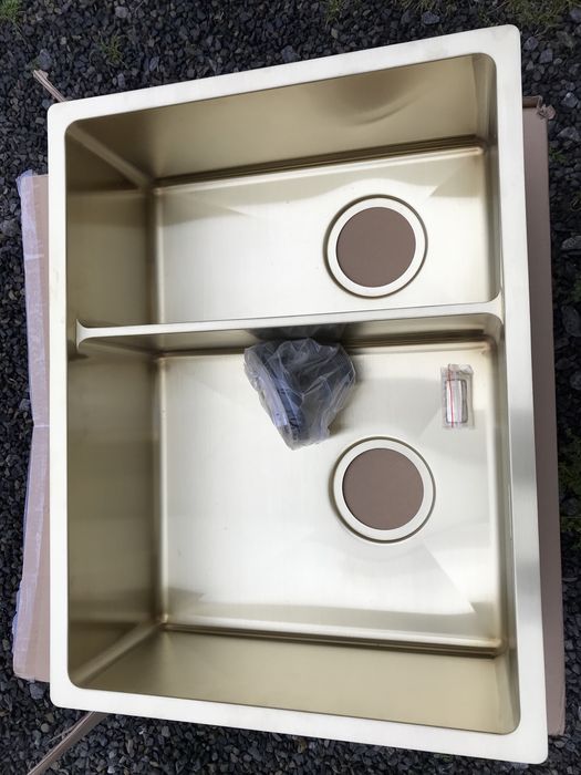 Nowy, złoty zlewozmywak.