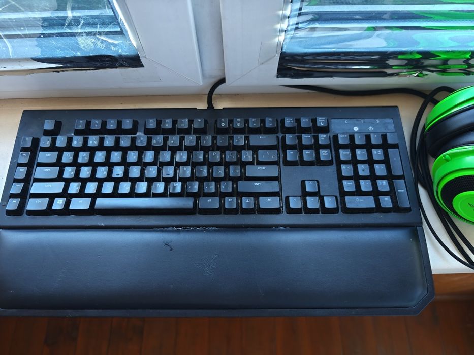 Клавиатура и наушники Razer.