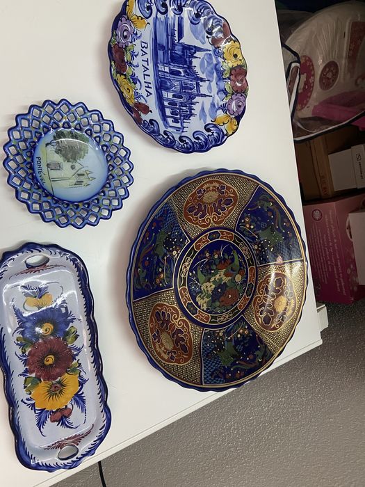 Tres pratos e uma travessa