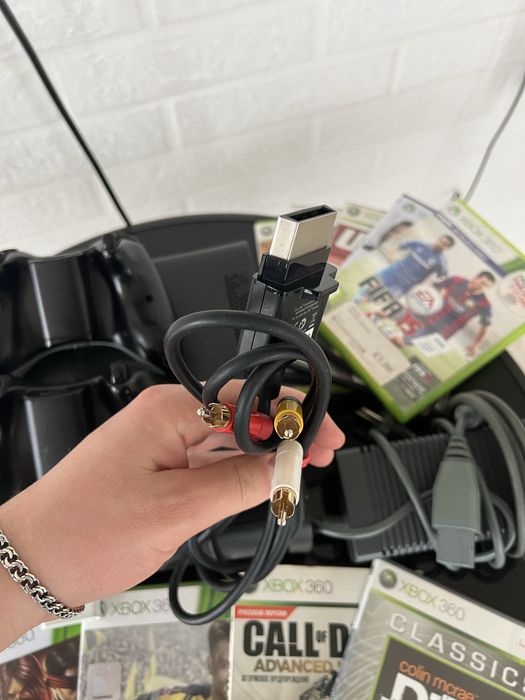 Xbox 360 + 2 джойстики + багато ігор – повний комплект