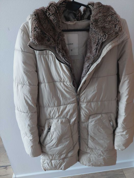 Kurtka kremowa z futerkiem pull&bear S