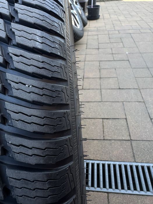 Felgi z  oponami NOKIAN zimowe 215/60/17