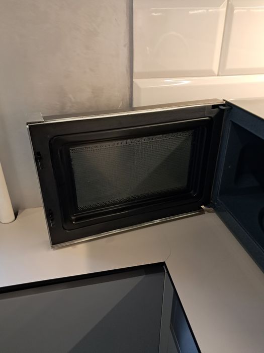 Мікрохвильова піч SAMSUNG  Super Grille2 в гарному стані ,сенсорна панель,об'єм 23л,та внутрішнє покриття з біокерамічної  емалі