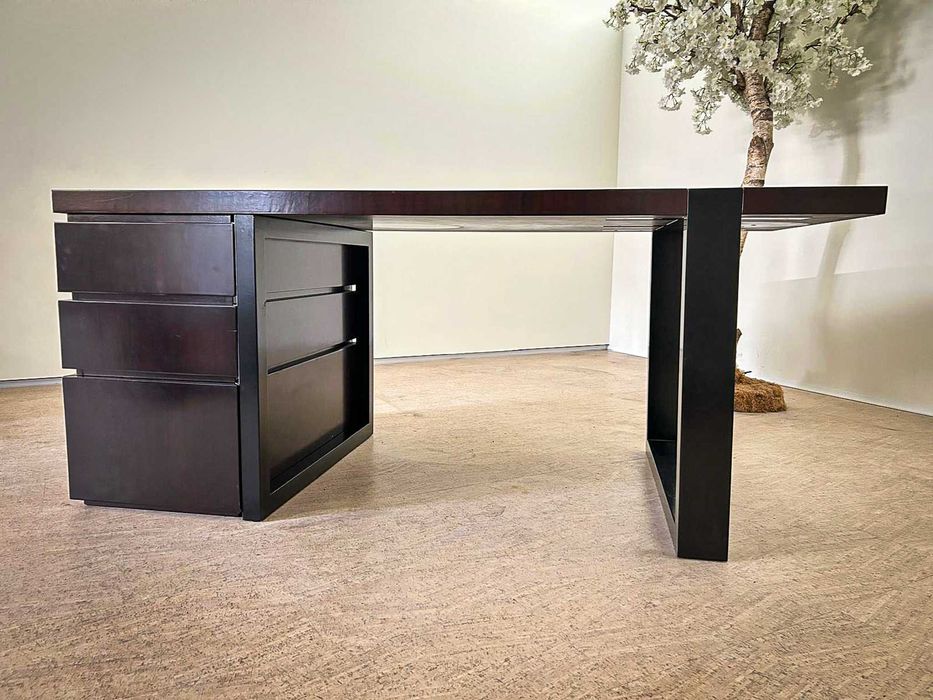 Secretária de design moderno e linhas retas, estilo executivo