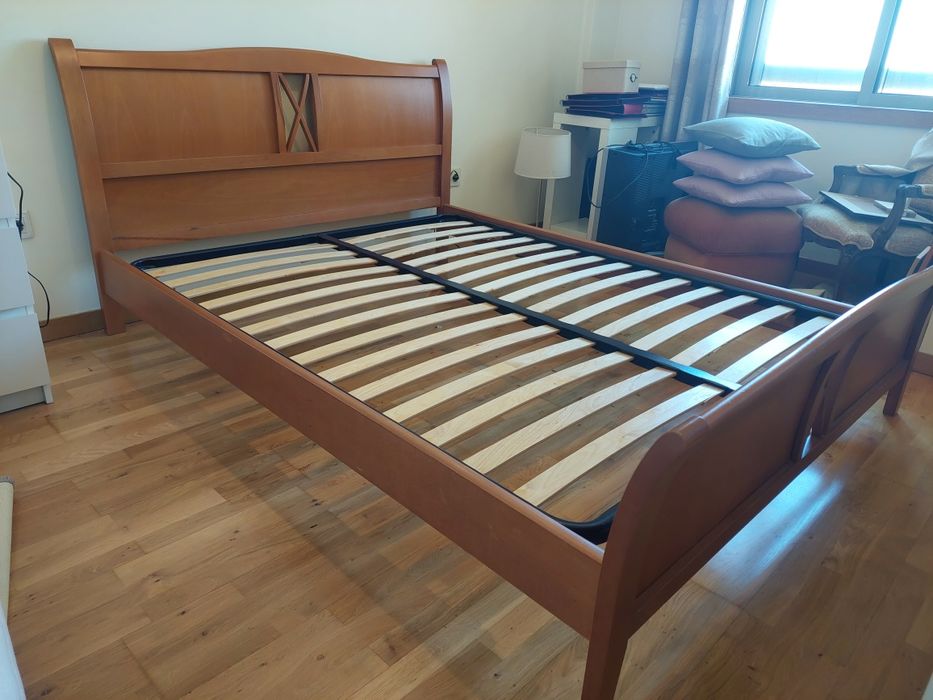 Cama de casal em madeira com colchão e 1 mesa de cabeceira