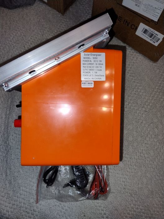 Електропасух на сонячній панелі з батареєю .