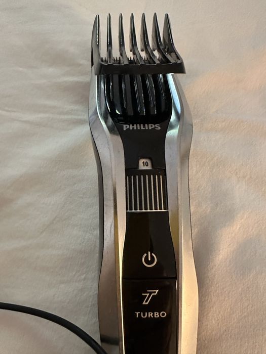 Maquina cortar cabelo em estado impecavel mas  sem carregador