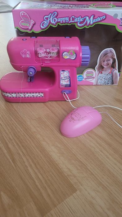 Швейна іграшкова машинка