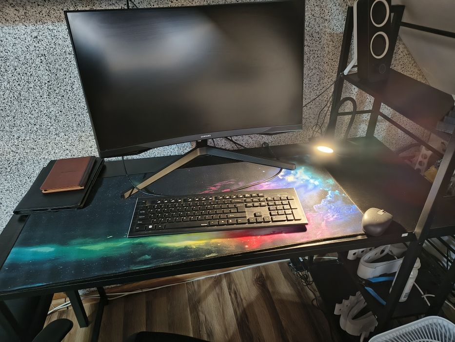 Biurko kolor czarny z półkami.metal plus drewno