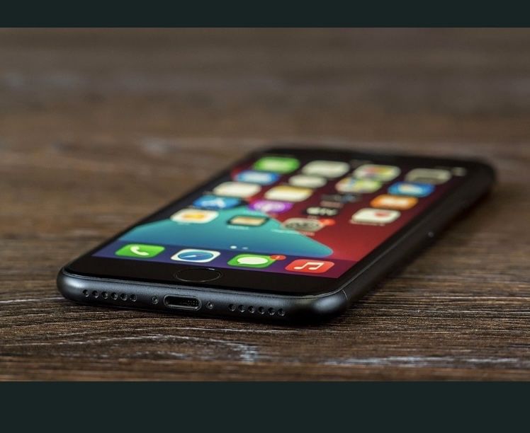 Iphone Se 2020 64gb та чохол повербанк 6000мА