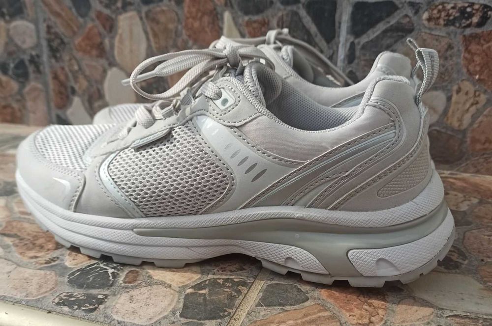 Кросівки жіночі нові