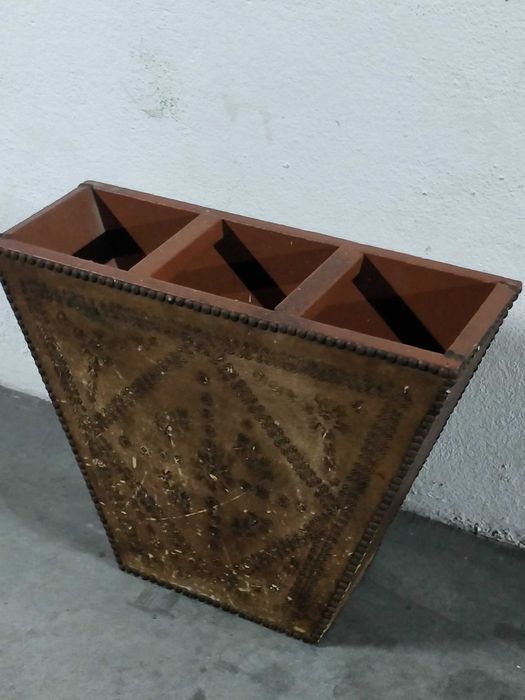 Chapeleiro antigo de madeira.