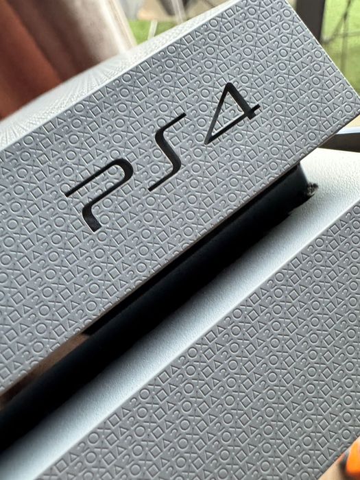 PlayStation 4 20º Aniversário Edição Limitada (rara foram produzidas apenas 12300 unidades no mundo)