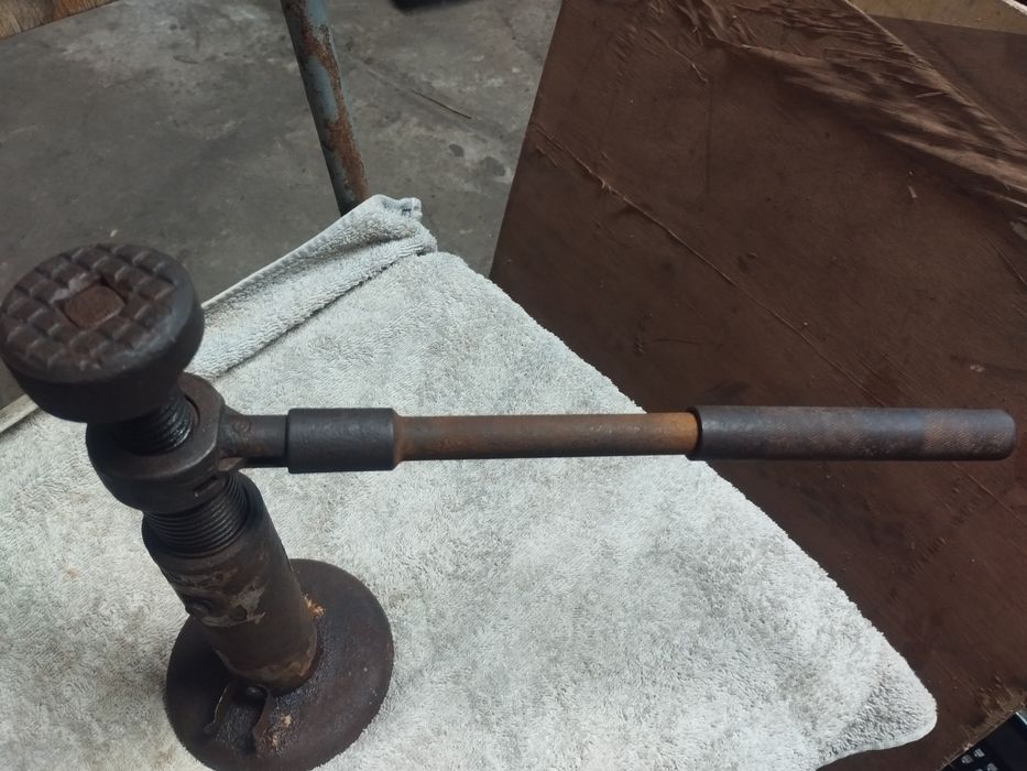 PRL zabytkowy podnośnik lewarek śrubowy