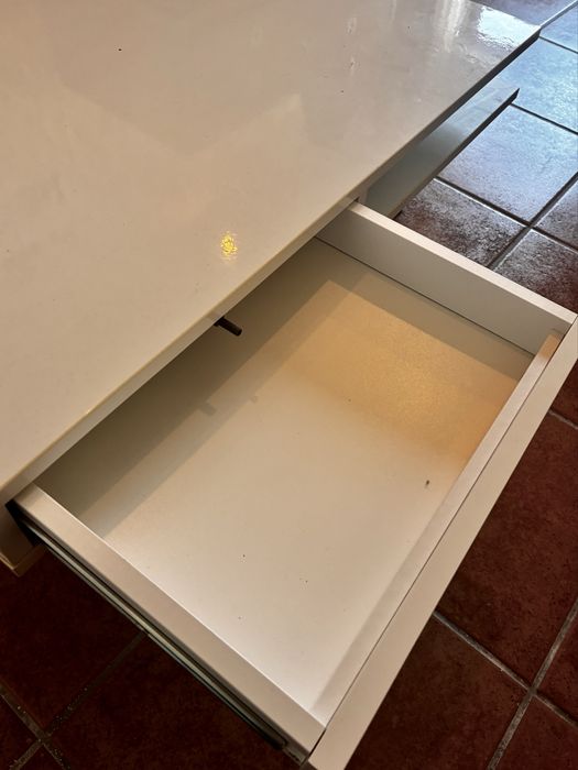 Mesa com gavetas para sala