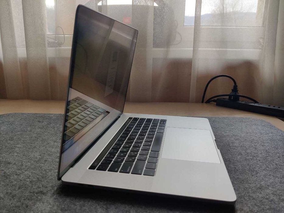 MacBook Pro 15,4" Retina SSD 512GB RAM 16GB (Model: A1707) Silver