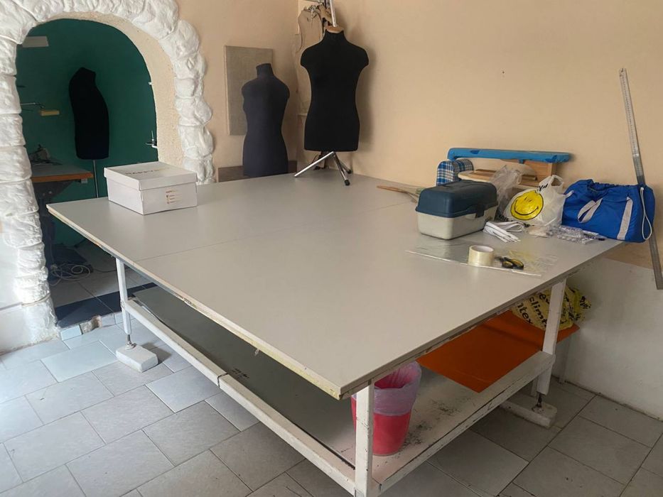 Оверлок  3-х нитка Маузер, машинка швейна пром Сінгер, закрійний стіл