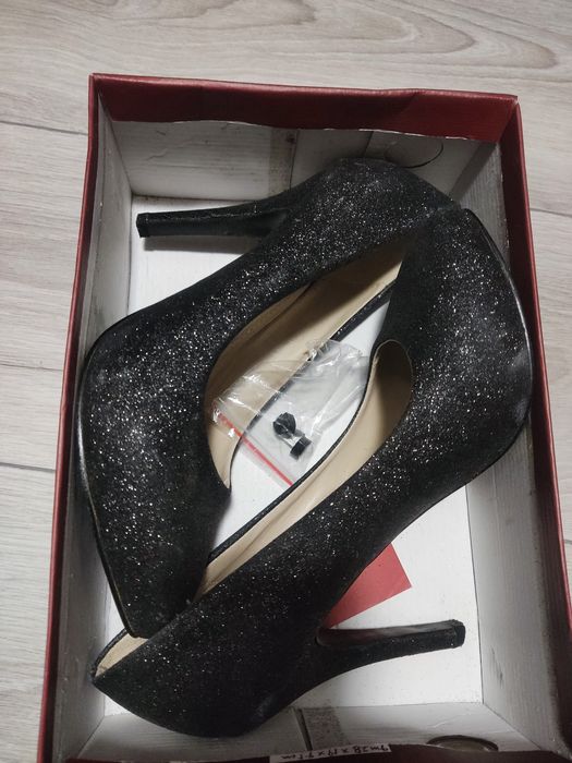 Czarne buty z brokatem