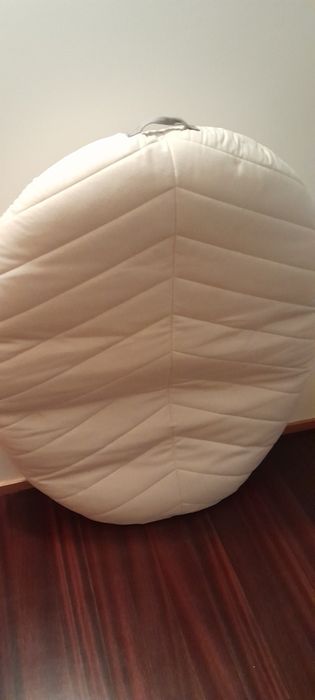 Puff/almofada com desenho de folha