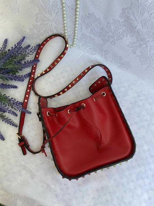 Valentino Garavani сумка с ремнем шипами сумочка-мешок