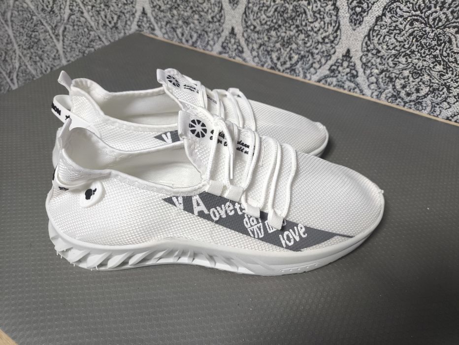 Продам чоловічі нові кросівки