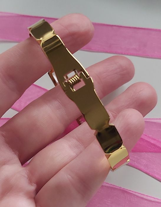 Pulseira/escrava dourada, em aço, com zirconias.