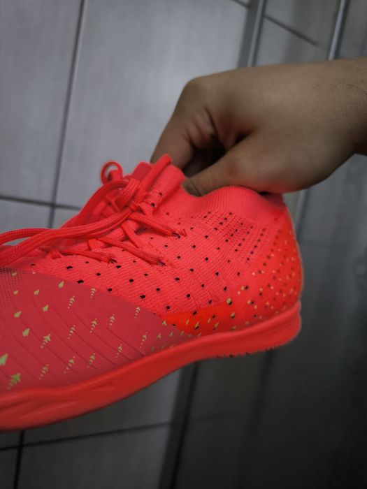 Buty Piłkarskie Halówki PUMA FUTURE Z IT  Rozmiar 36  Neon Coral  Stan BDB