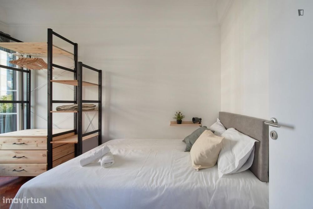 Quarto - localizado em São Sebastião Lisbon