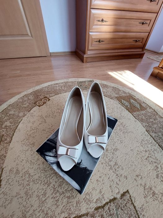 Buty ślubne czółenka ecru śmietankowe pantofle 39