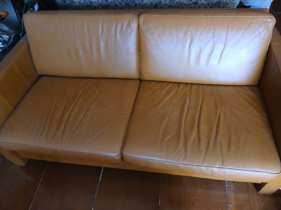 Sofá castanho em pele