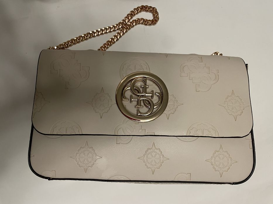 Жіноча сумка GUESS  HWSR7186210 бежевого кольору  ціна зізнижкою 650гр