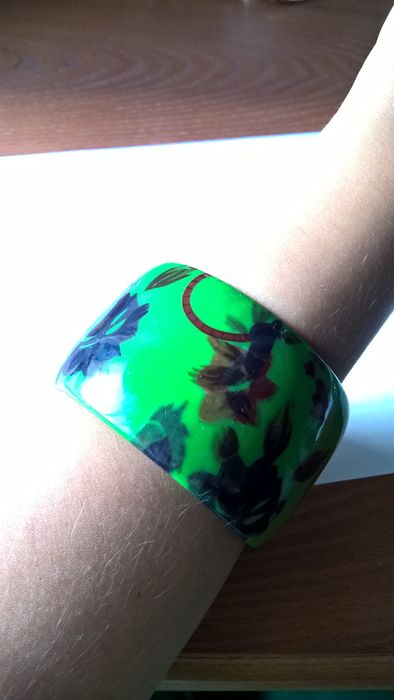 Pulseira larga verde com flores