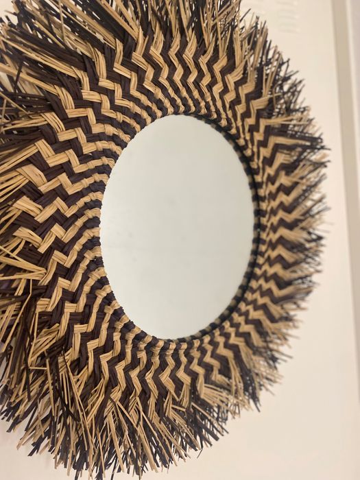 Espelho em ráfia e madeira  tons bege e preto