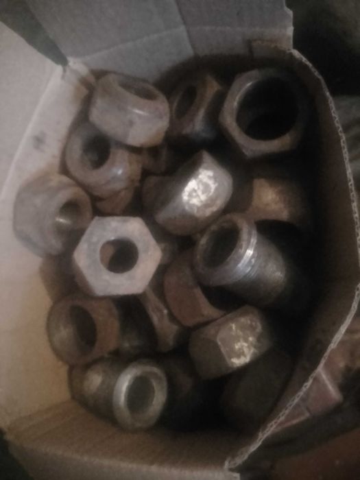 Гайки та футорки Газ - 52
