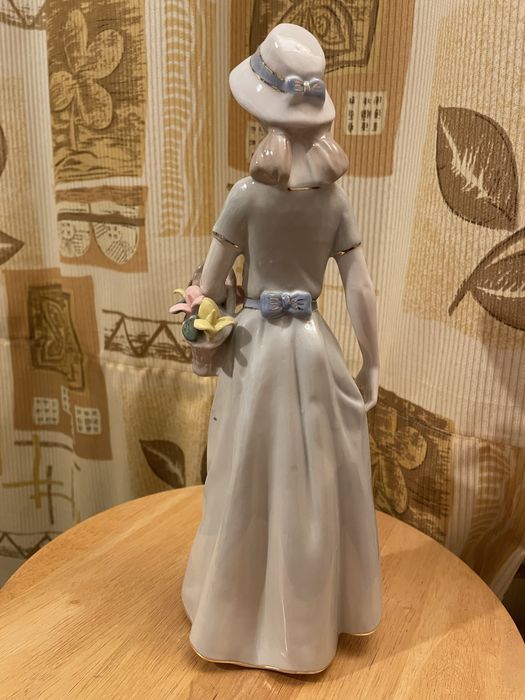 Статуэтка фарфор