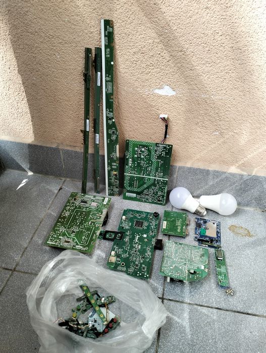 Płyty elektroniczne i żarówki LED