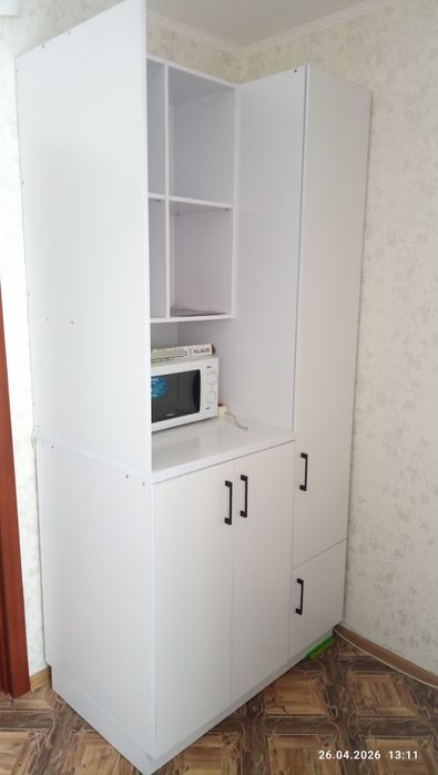 Кухонный шкаф с тумбами и верхним ящиком и верхним ящиком.
