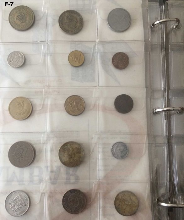 Álbum completo com 240  moedas de vários países