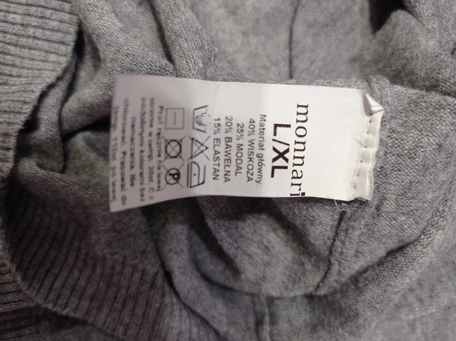 Lekki popielaty świecący sweterek pod szyję