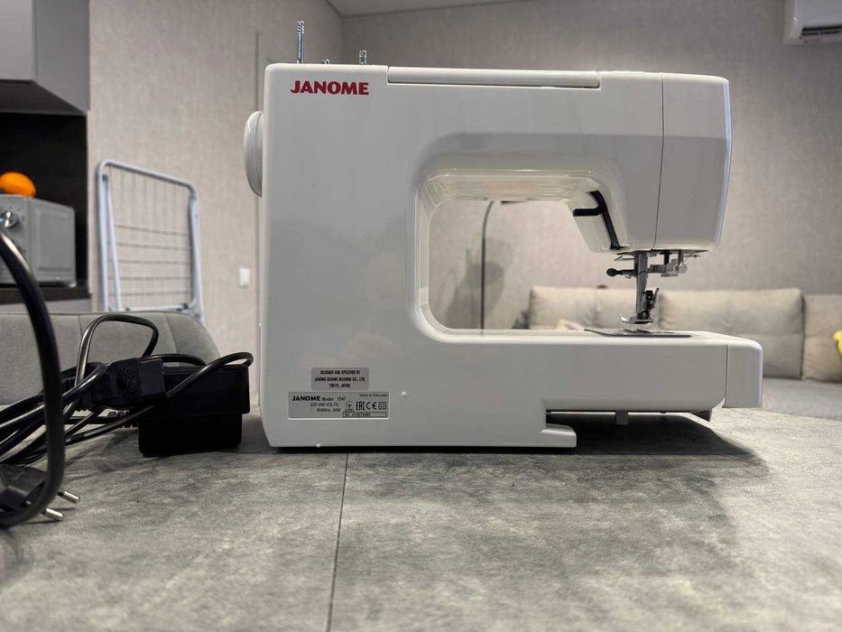 Швейна машинка Janome 1547,  електромеханічна, 24 строчки