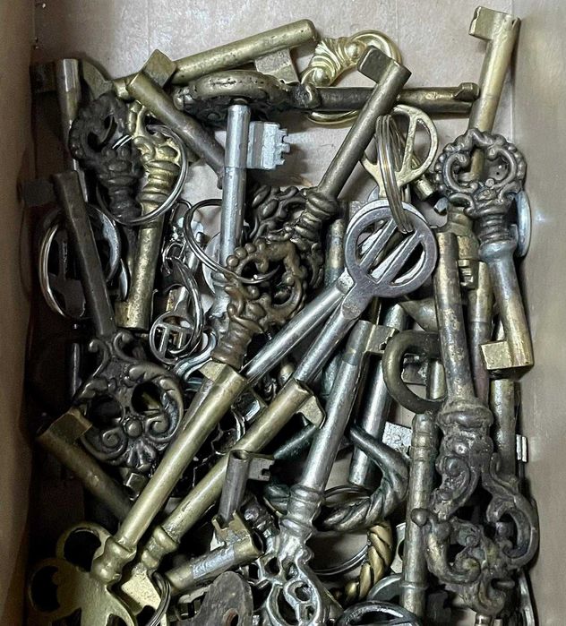 Chaves antigas de portas, cadeados, móveis, relógios, etc.