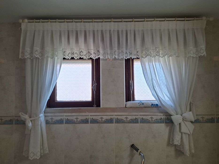 Sanefas e cortinados - Vários conjuntos prontos a instalar