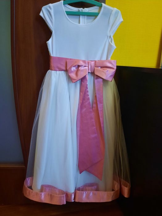 Красивое нарядное платье на девочку . Рост 110 см.