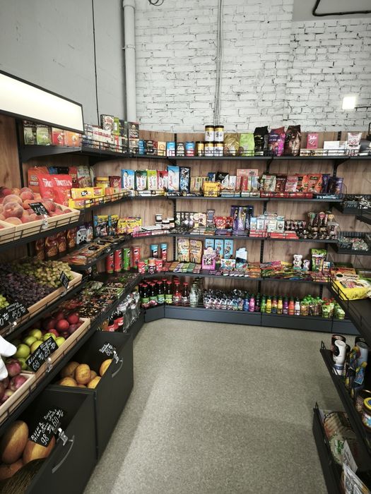 Стелажі пристіні та острівні, перфорація, обладнання для магазинів