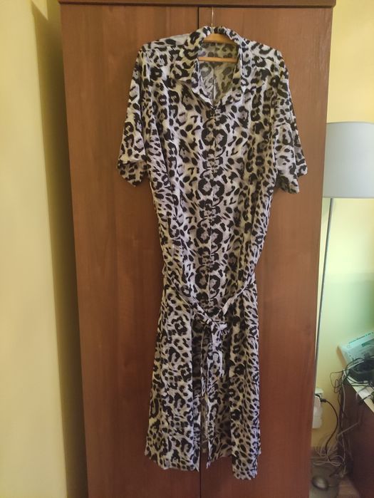 Sukienka zapinana na guziki