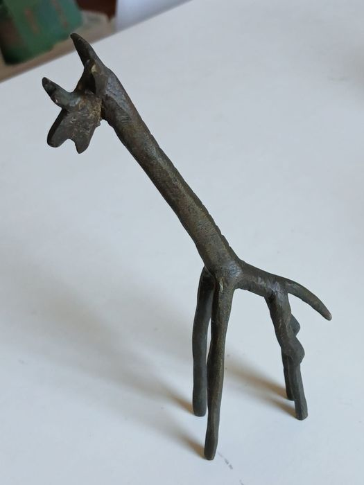 Girafa antiga em metal